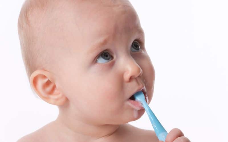 תינוק מצחצח שיניים